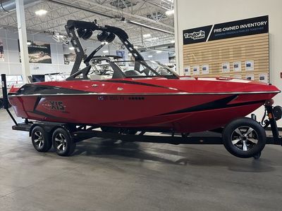 2016 Axis T22 Surf Boat