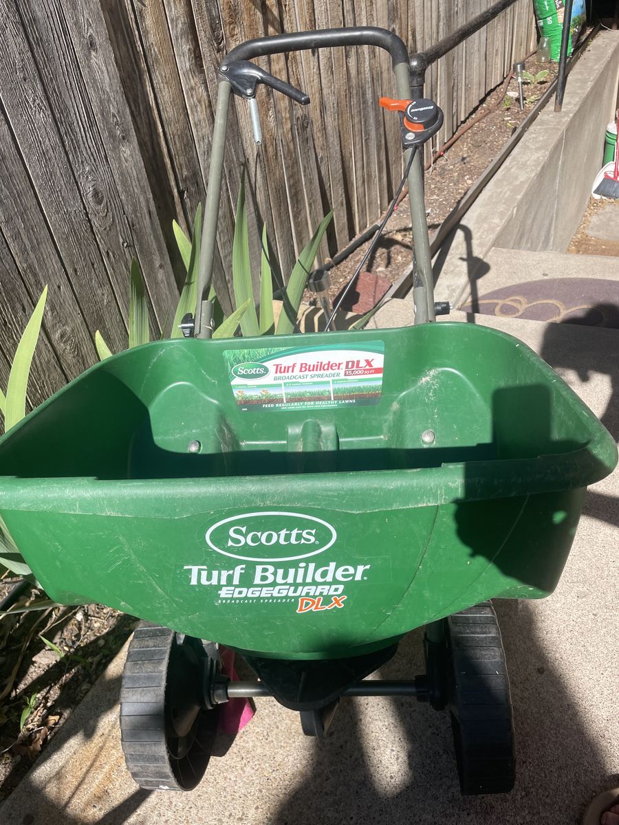 Scotts Turf Builder EdgeGuard DLX Seed Spreader