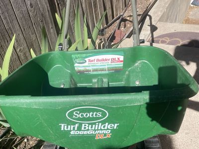 Scotts Turf Builder EdgeGuard DLX Seed Spreader