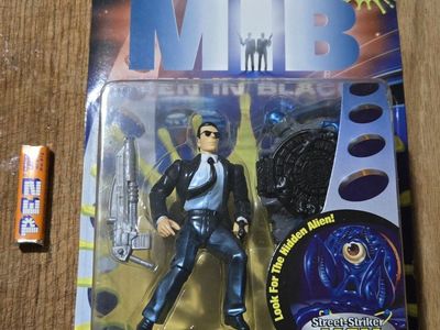 MIB action figure, Kay vs manhole alien