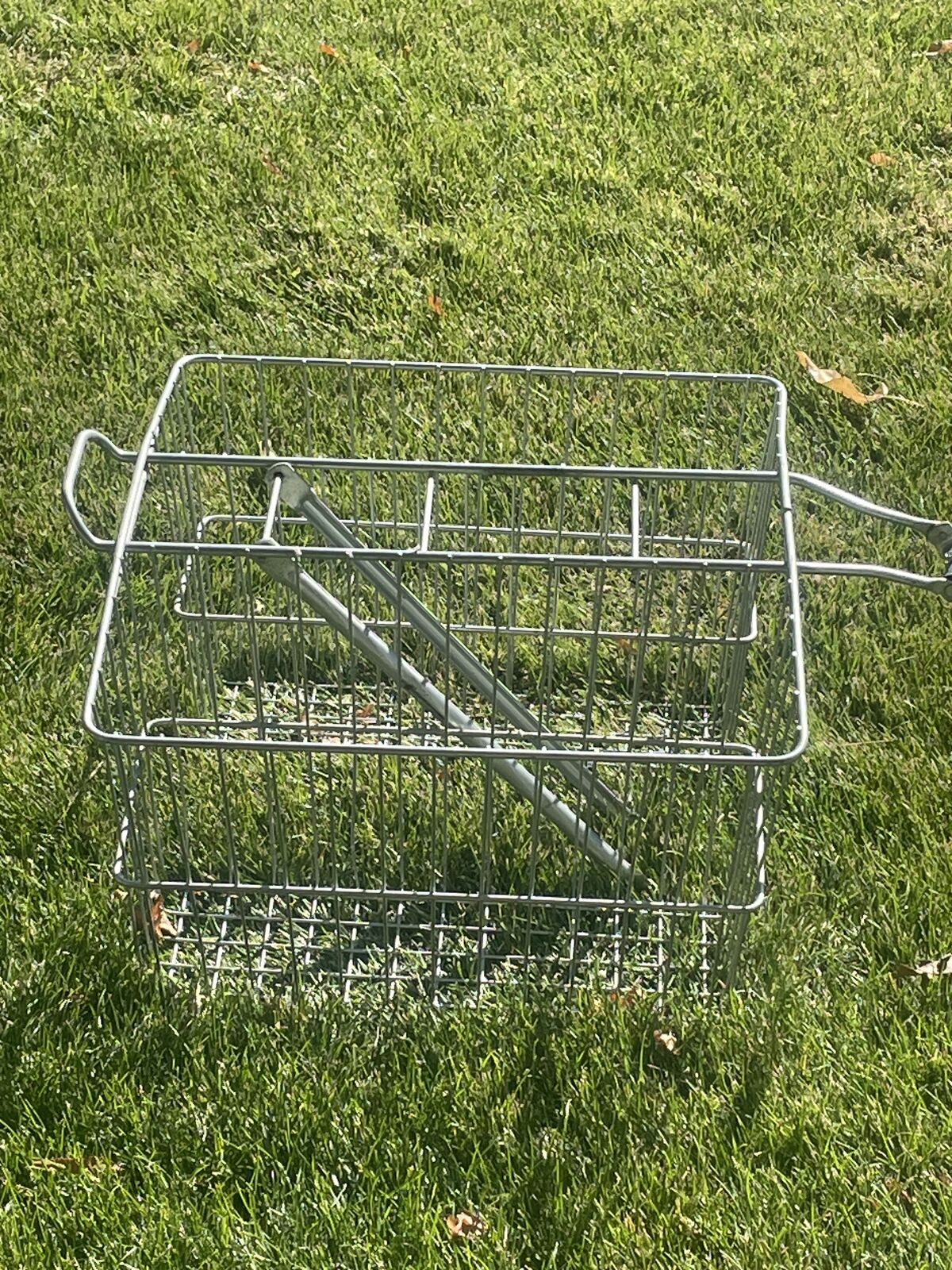 Mounted bicycle basket