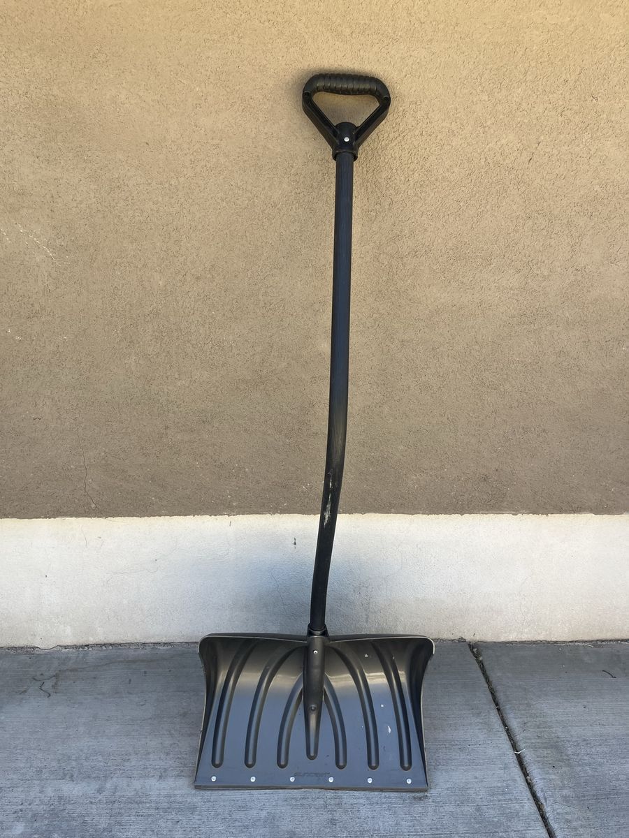 Snow shovel