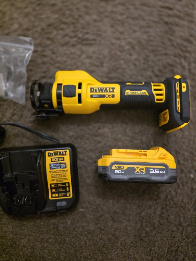 New Dewalt DCE555 20V Max Brushless Cordless Cut-Out Tool Kit with 3.5Ah Battery & Charger
