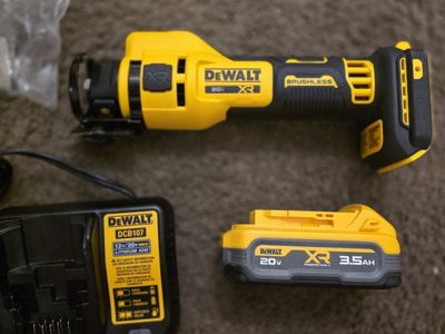 New Dewalt DCE555 20V Max Brushless Cordless Cut-Out Tool Kit with 3.5Ah Battery & Charger