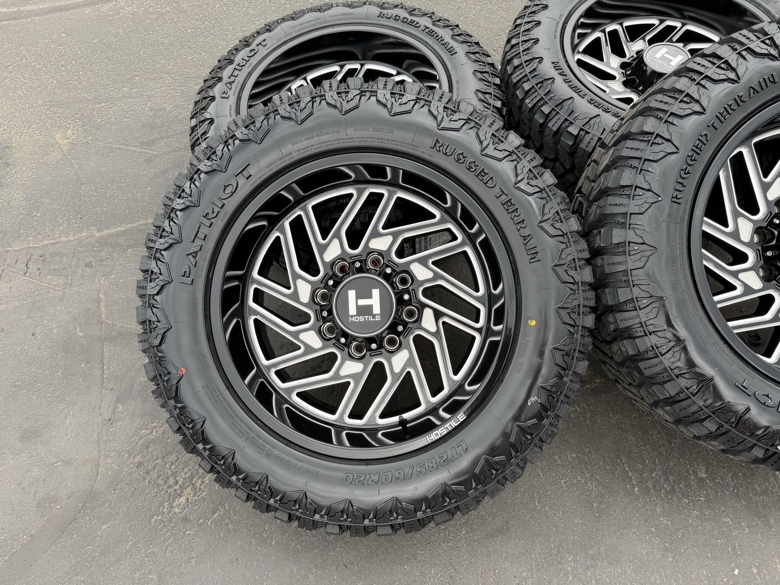 20x10 Hostile H116 8 Lug 8x180 33” Patriot R/T 285/60R20 33x11x20 GMC Chevy 2500 3500