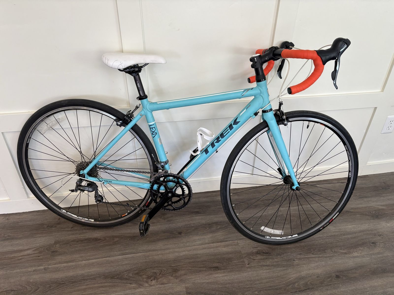 Trek Road Bike Size 48 (Excellent Condition!!)
