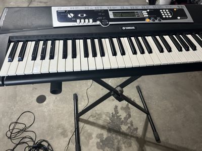 Yamaha YPT-210 keyboard with stand
