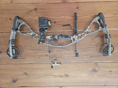 Hoyt Charger Compound Bow - RH / 70lb / 29" (Upgraded IQ Sight & QAD Rest)