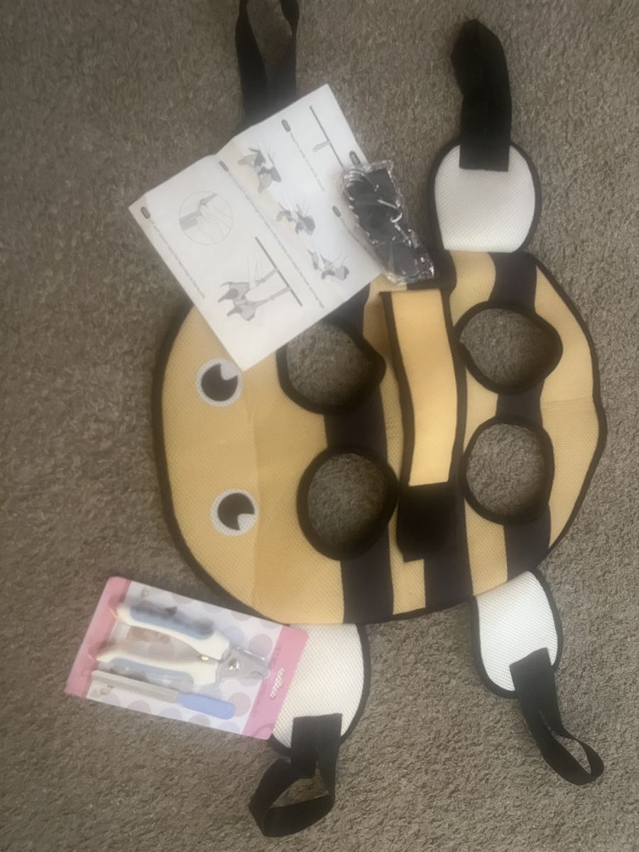 Pet grooming sling and clippers