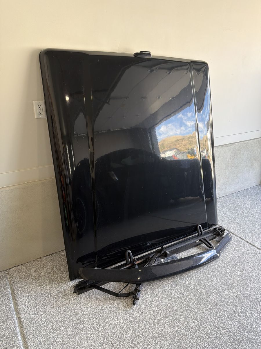 Locking Tonneau Bed Cover (with mounting hardware)