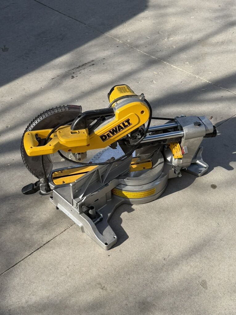 Dewalt DWS780 Sliding Compound DualBevel Miter Saw