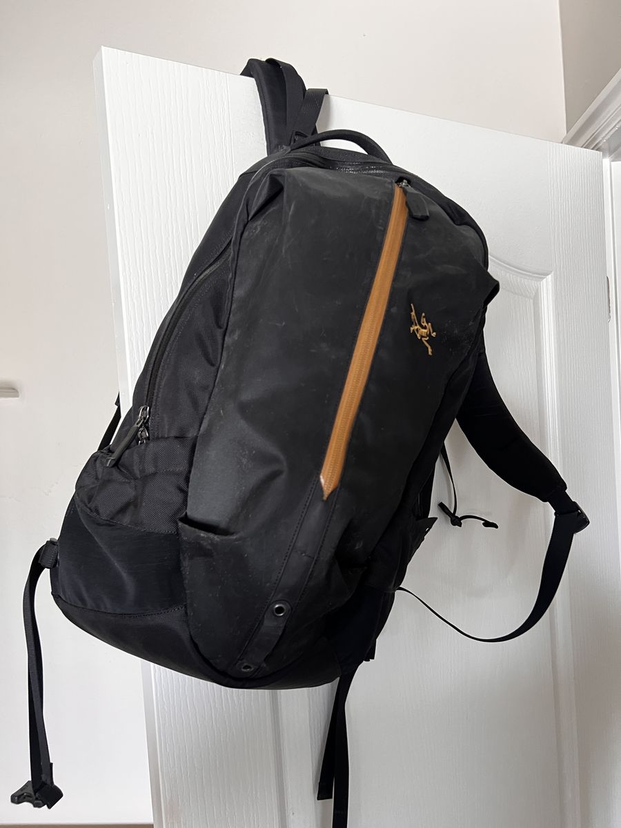 Arc'teryx Arro 22 Backpack Black/24K