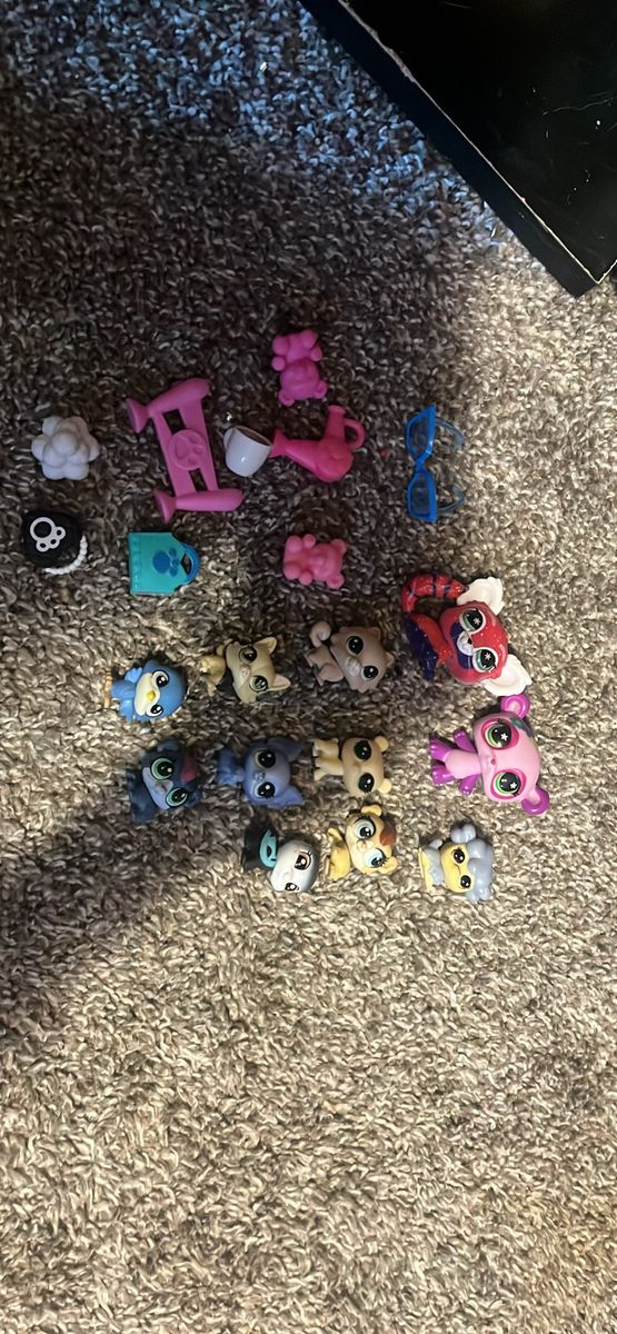Littlest Pet Shop Figures and Accessories Lot
