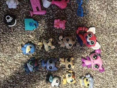 Littlest Pet Shop Figures and Accessories Lot