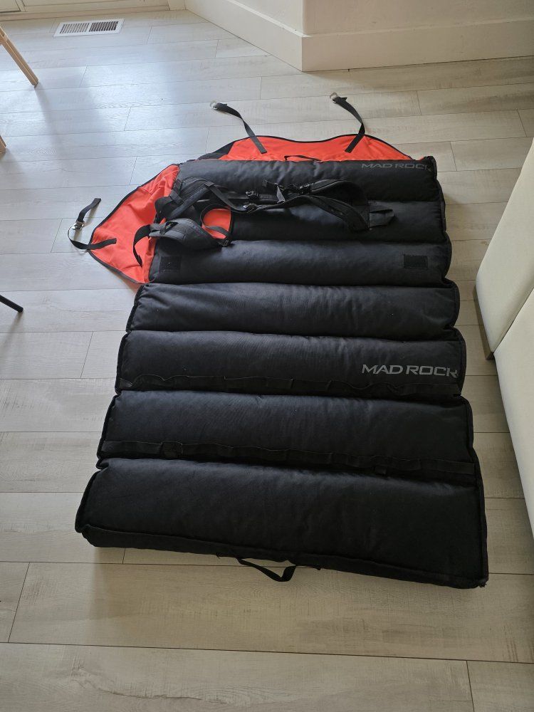 Mad Rock R3 Crash Pad - Large Black/Orange Foldable Bouldering Mat with Backpack Straps