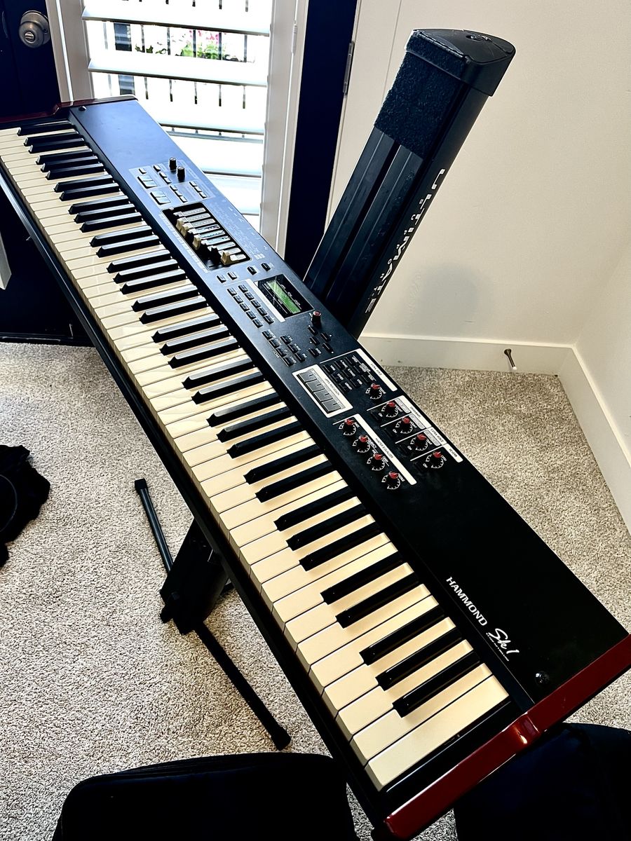 Hammond SK1 88- Key Digital Organ Keyboard - Excellent Condition with Case