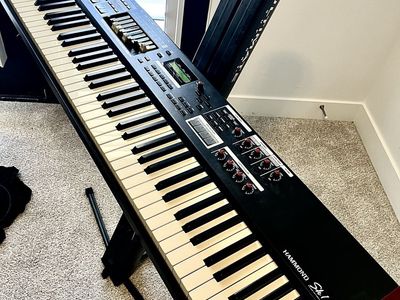 Hammond SK1 88- Key Digital Organ Keyboard - Excellent Condition with Case