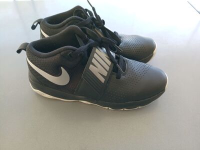 Women's Nike Team Hustle Size 7