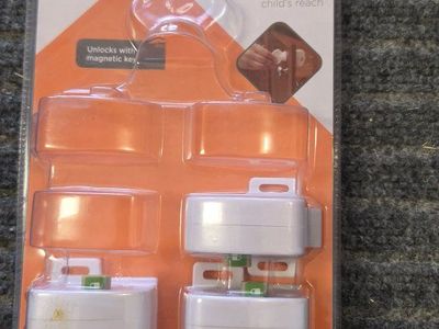 Safety 1st Deluxe Magnetic Locking System - Child Safety Cabinet Locks with Easy Install Template