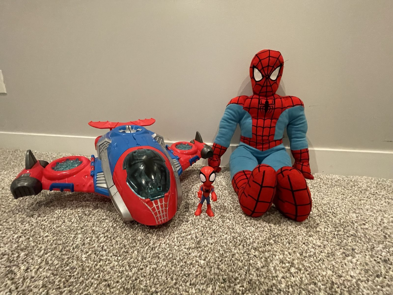 Spiderman Hasbro Playskool Heroes Marvel jet plane, figure and plushie
