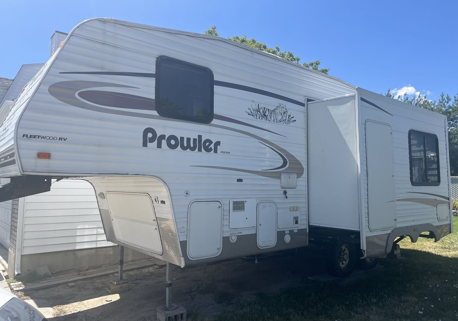 2004 Fleetwood Prowler 255RLDS Fifth Wheel - 25' Dual Slide-Outs