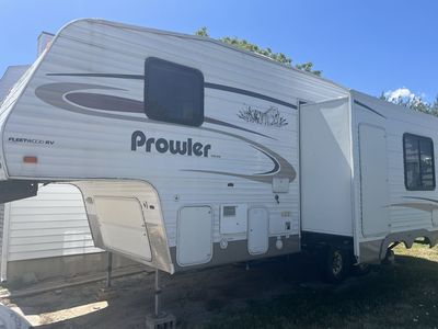 2004 Fleetwood Prowler 255RLDS Fifth Wheel - 25' Dual Slide-Outs