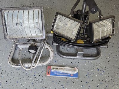 2 Portable Halogen Work Lights + New 500W Bulb