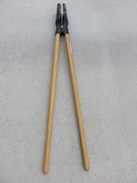 AMES POST-HOLE DIGGER – WOOD HANDLES AND STEEL BLADES