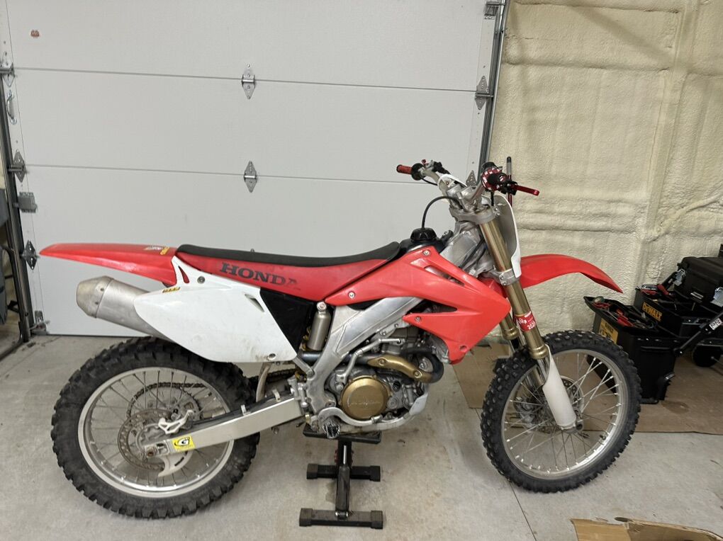2003 crf450 R Honda runs great, well kept and maintained.