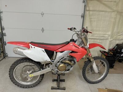 2003 crf450 R Honda runs great, well kept and maintained.