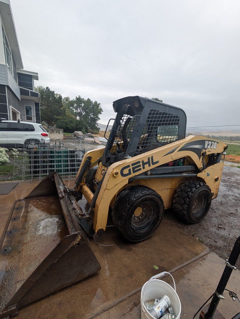 Gehl V270 Skid Steer Loader with Bucket