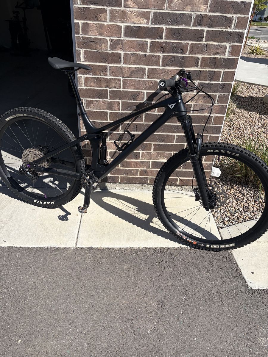 YT Izzo Core 1 Carbon Size Large Black Magic