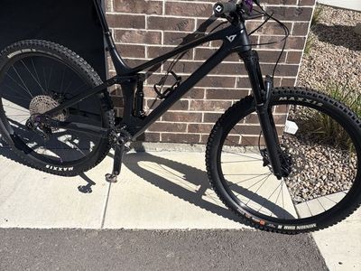 YT Izzo Core 1 Carbon Size Large Black Magic