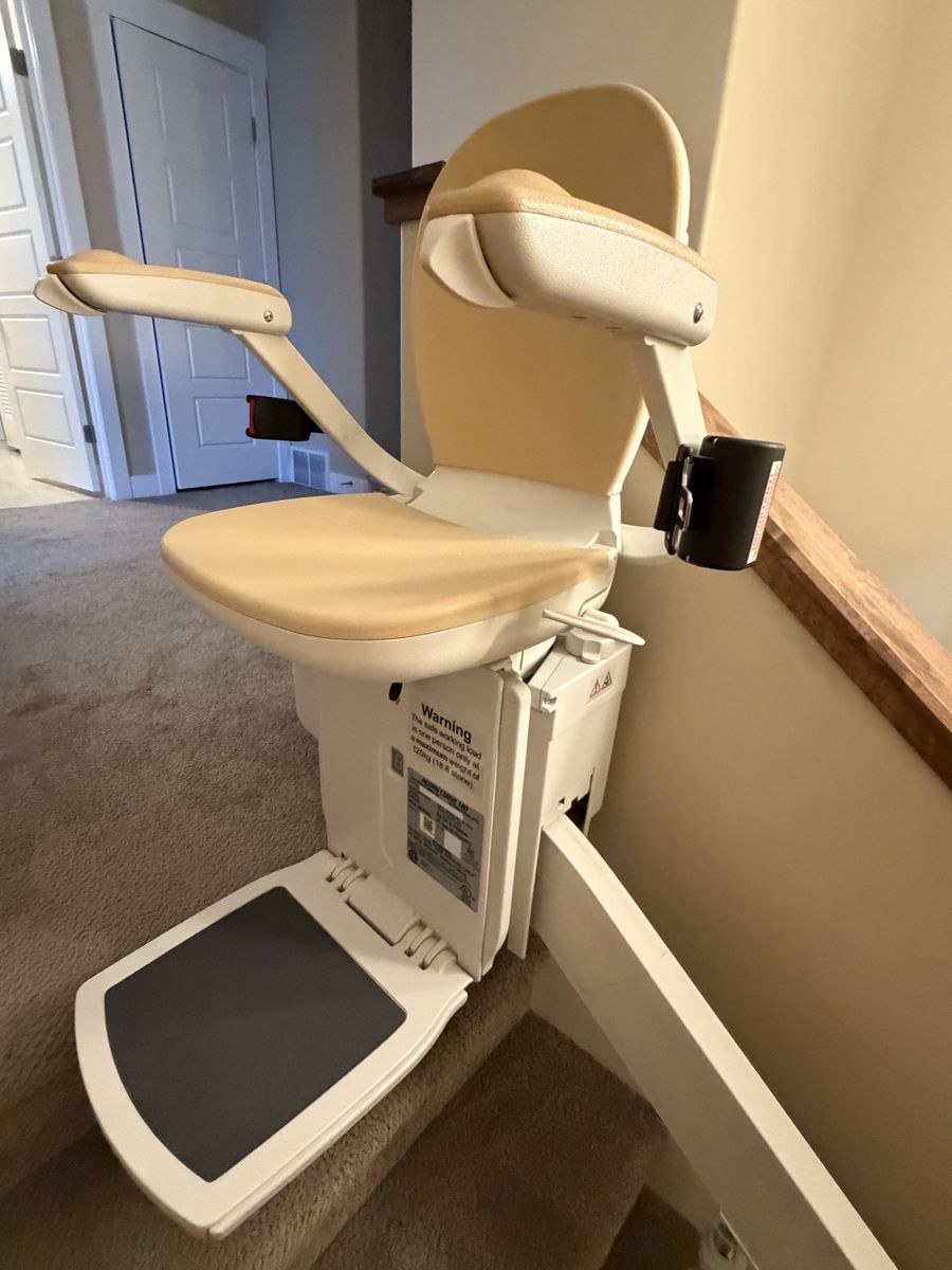 Acorn Curve 180 Stairlift – Excellent Condition $2,495 OBO