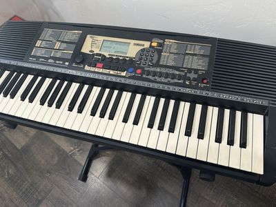 Yamaha PSR-225 keyboard with stand