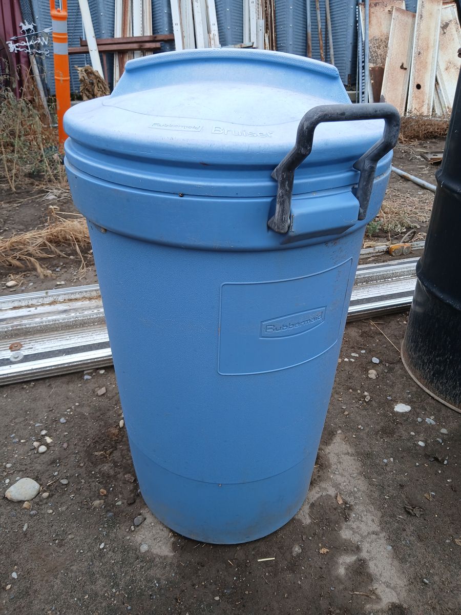 Large 32 gal Rubbermaid garbage can on wheels