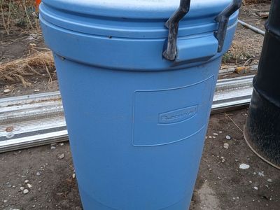 Large 32 gal Rubbermaid garbage can on wheels