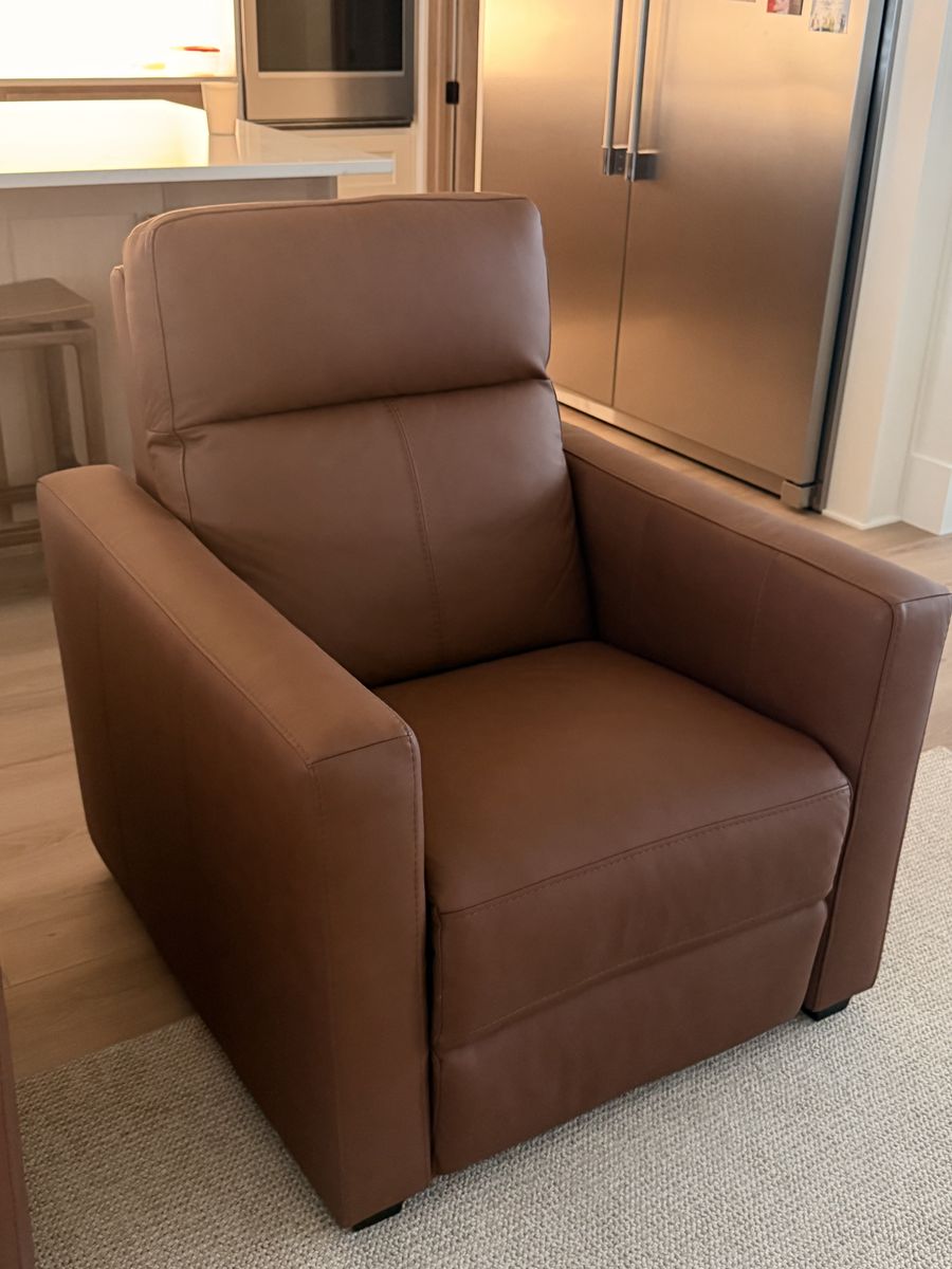Flexsteel Broadway 34" Leather PowerClub Recliner-$500