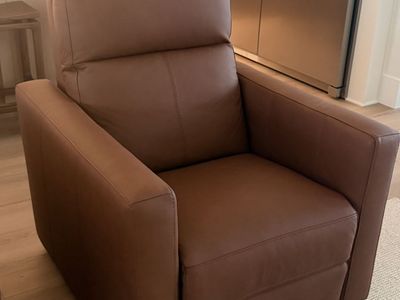 Flexsteel Broadway 34" Leather PowerClub Recliner-$500