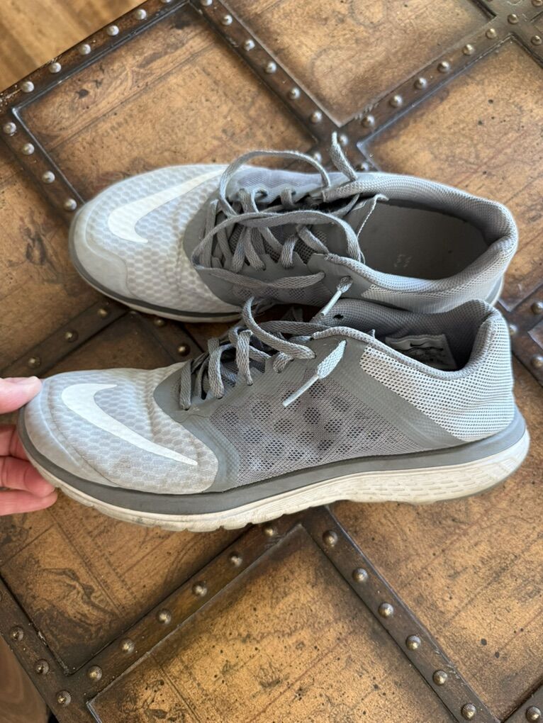 Men’s Nike shoes size 8 FS lite run 3 gray/white