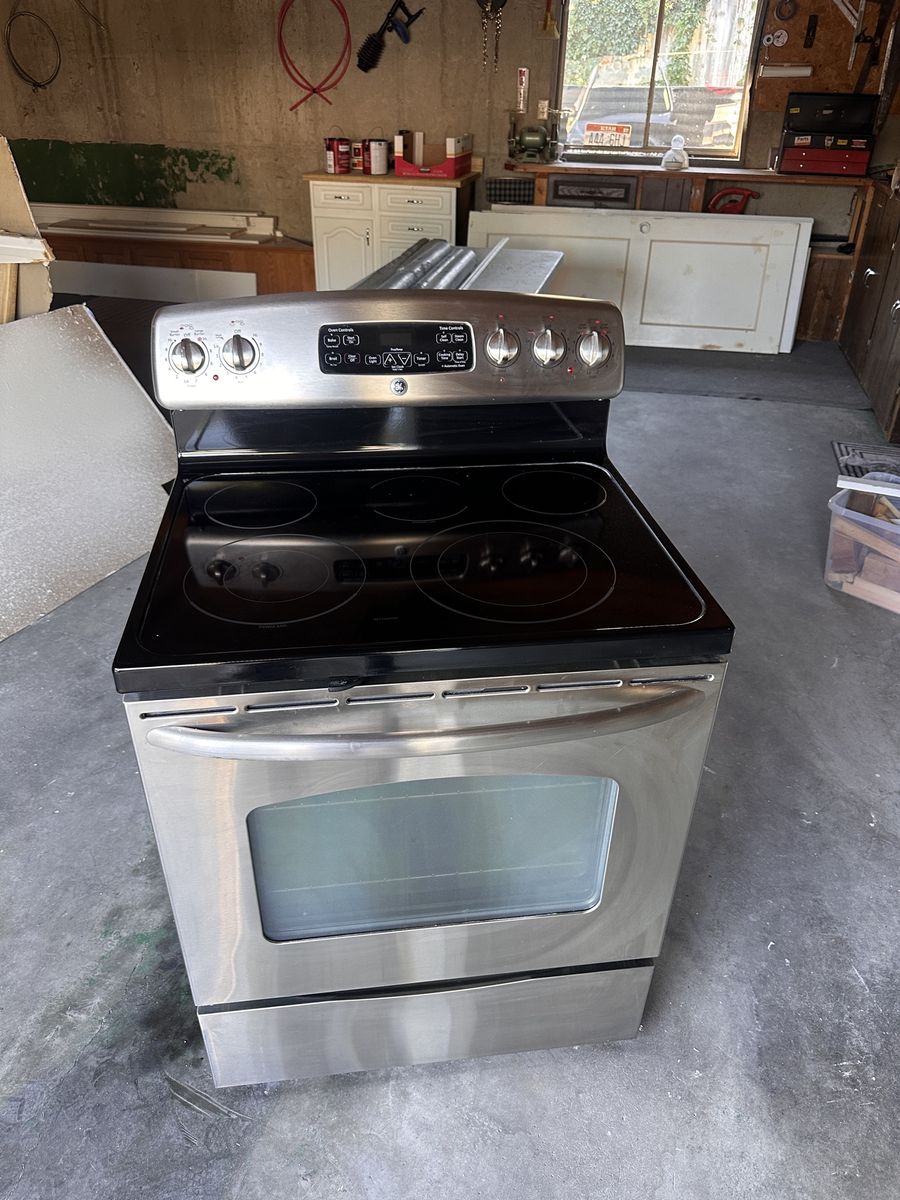GE Stainless Steel Electric Range with Smooth Cooktop Oven