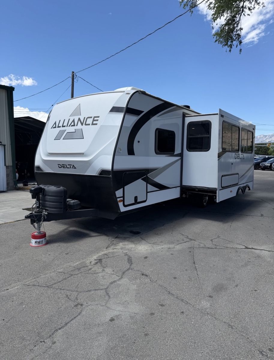 Alliance Delta 281BH priced to sell! Solar, instant hot water, super slide, tons of room and extras!