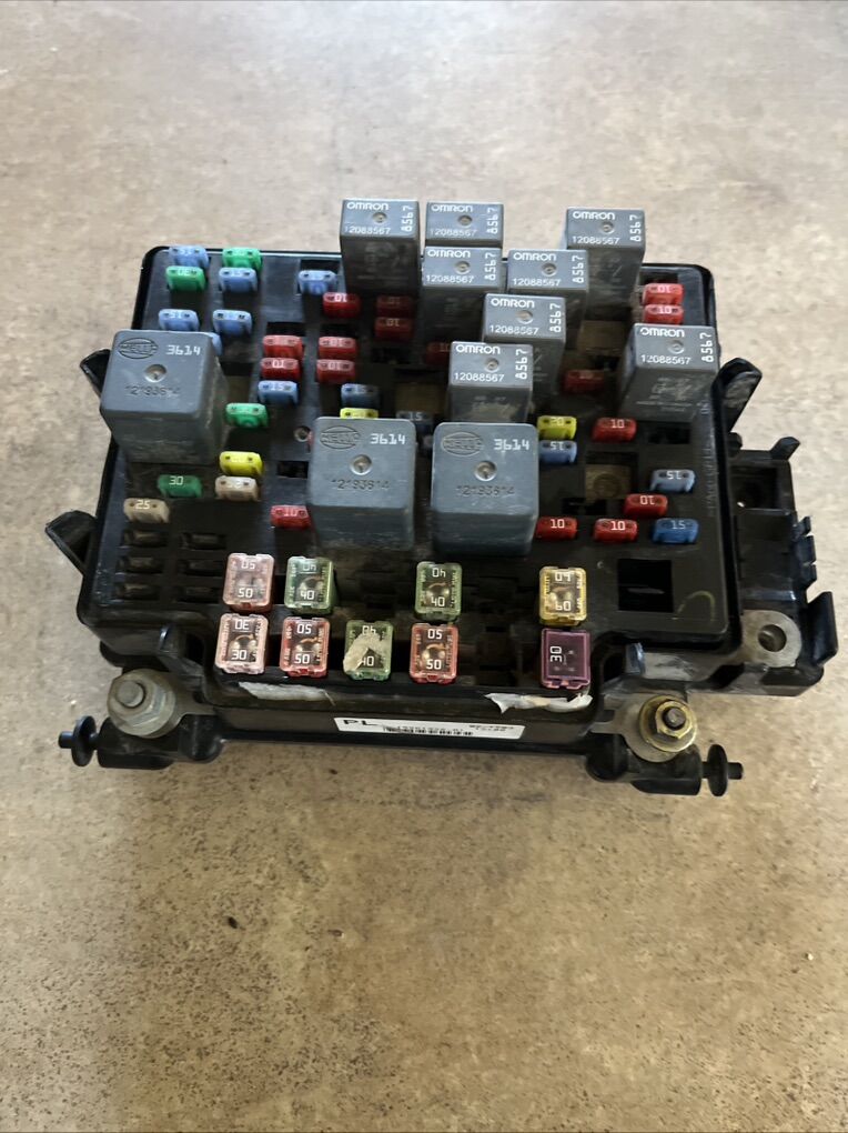 2003 - 2006 CHEVROLET SILVERADO Suburban Fuse Box