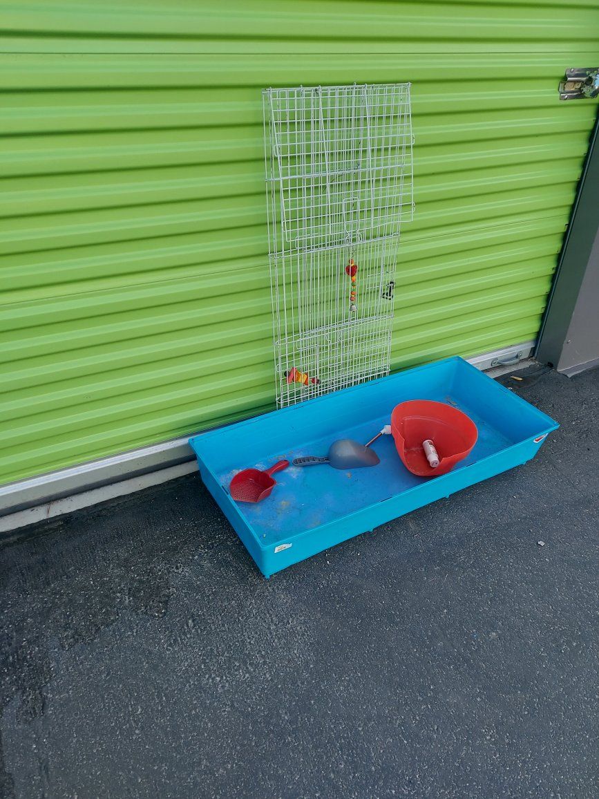 Large Blue Plastic Pet Litter Pan and Metal Wire Cage Divider/Playpen Panel