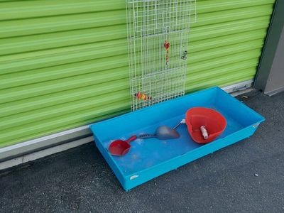 Large Blue Plastic Pet Litter Pan and Metal Wire Cage Divider/Playpen Panel