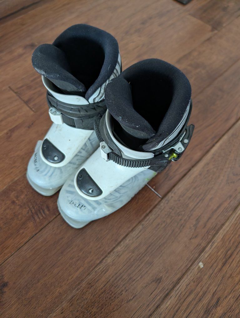 Dalbello Menace 1 Kids ski boot