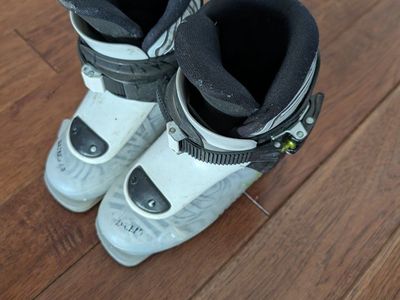 Dalbello Menace 1 Kids ski boot