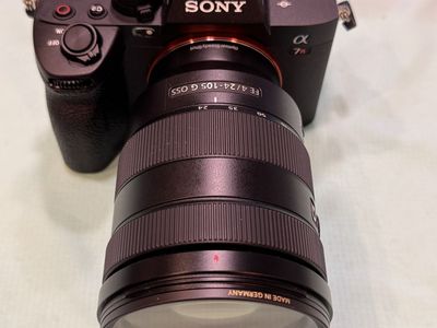 Sony A7R V / A7R5 + Sony 24-105mm f/4 G OSS – Mint, Under 200 Shots