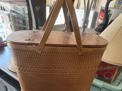 Wicker picnic basket