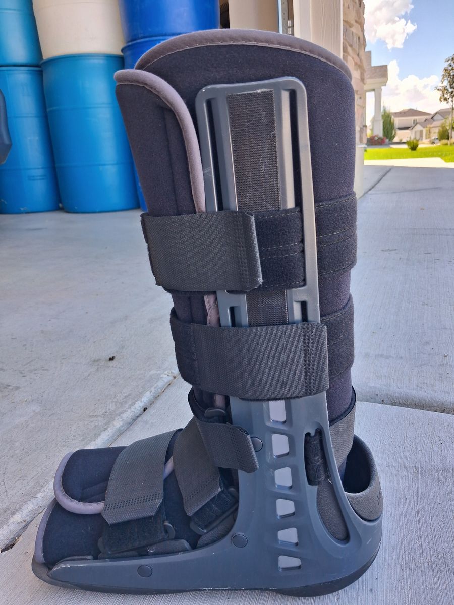 MaxTrax - Walking Boot (M) **GREAT CONDITION** 